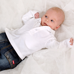 Ein Baby sieht cool aus in Baby Poloshirt!